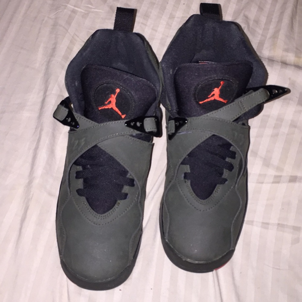 Size 6Y Bugs bunny 8 Jordan’s